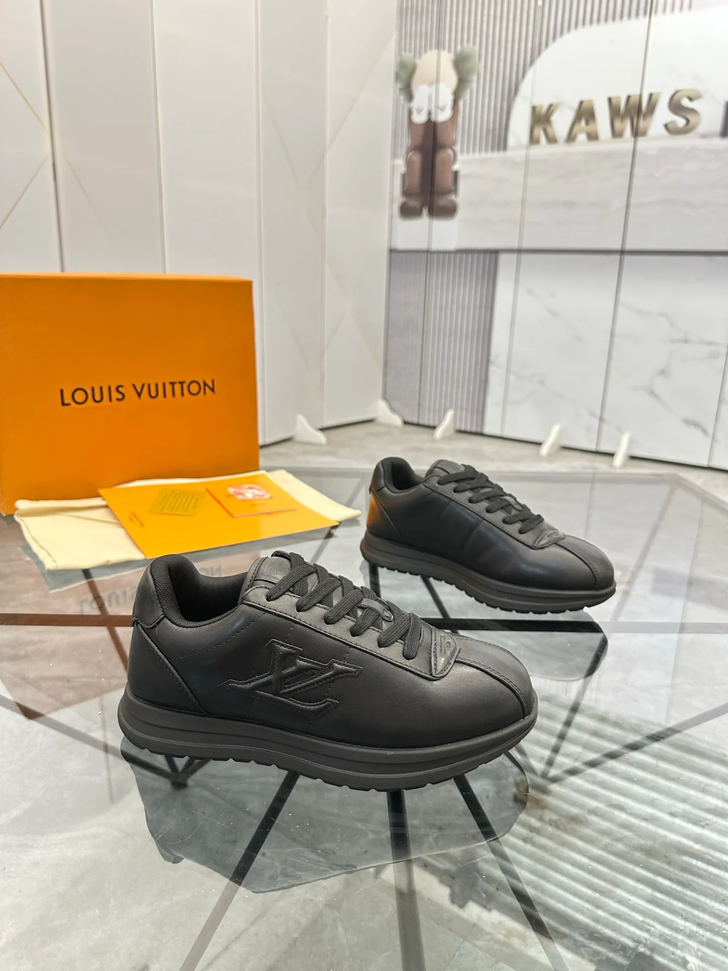 Men's shoes: 💰P700¥ Top quality Product trademark: LV* "Louis Vuitton*" low-top casual shoes Regular size: 35-45 (can be customized to 46) Couple style Product materials: Imported cowhide upper, breathable lining, original outsole. Number: two